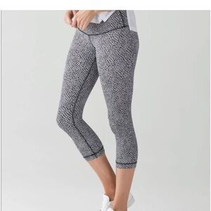 Lululemon Wunder Under Crop Size 6 Black & White Leggings